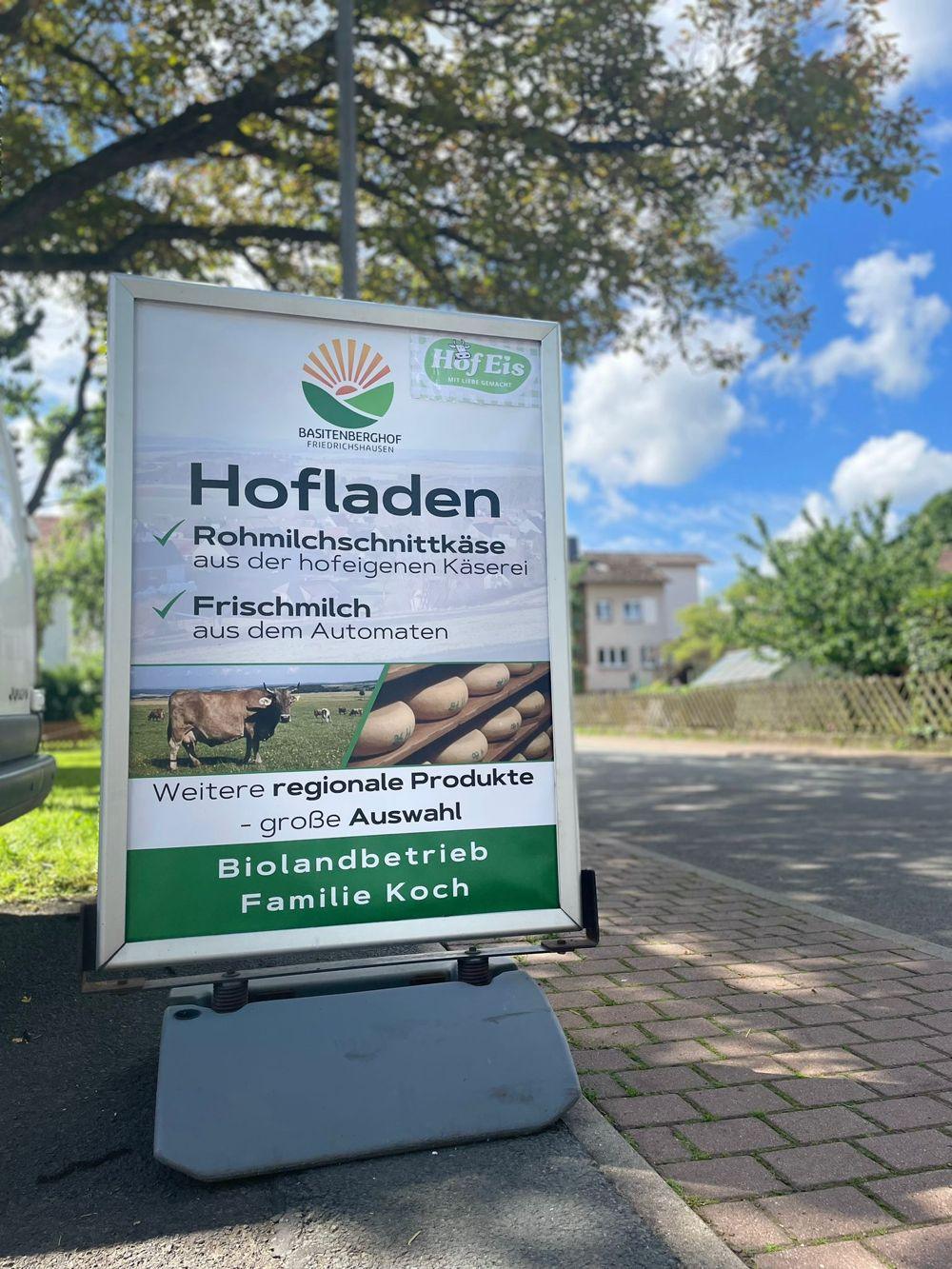 Aufsteller des Basitenberghof-Hofladens mit Angebotshinweisen